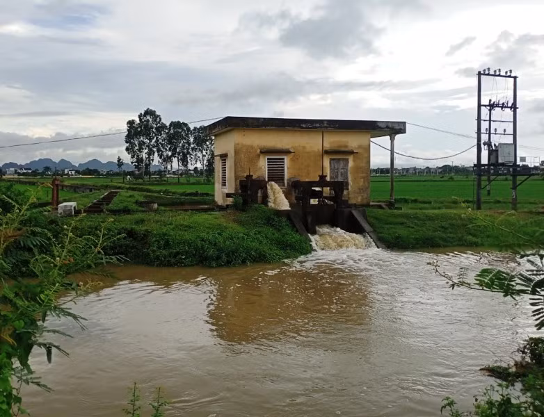 Trạm bơm Đông Yên đang vận hành bơm thoát nước.