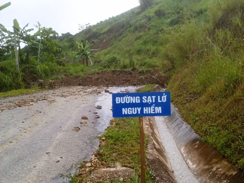 Sạt lở đất xuống đường giao thông ở huyện Mường Lát.