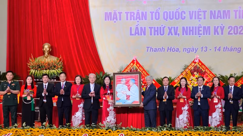 Đại diện Ủy ban Mặt trận Tổ quốc Việt Nam trao tặng bức ảnh "Bác Hồ và Bác Tôn" cho Mặt trận Tổ quốc tỉnh Thanh Hóa.