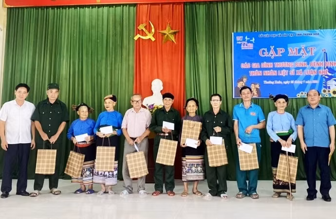 Đại diện Sở Giáo dục và Đào tạo tỉnh Thanh Hóa và huyện Thường Xuân tặng quà cho các gia đình chính sách.