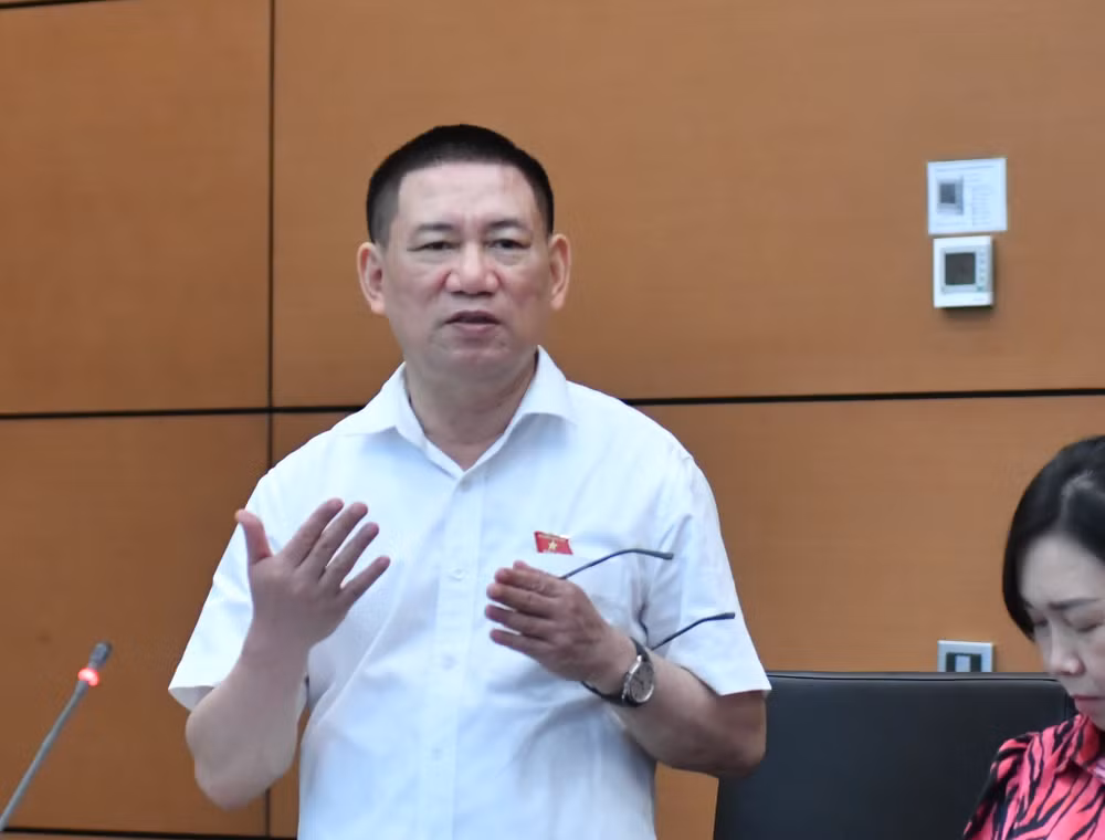 Bộ trưởng Tài chính Hồ Đức Phớc phát biểu tại phiên thảo luận Tổ 8. (Ảnh: ĐĂNG KHOA)