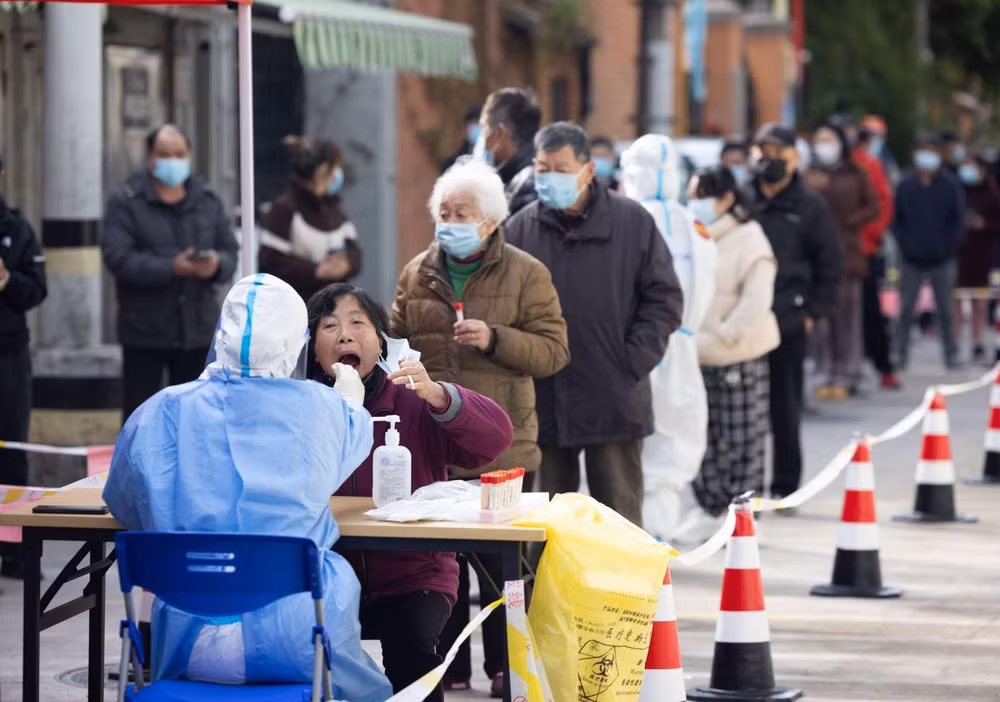 Nhân viên y tế lấy mẫu xét nghiệm Covid-19 cho người dân tại Thượng Hải, Trung Quốc, ngày 1/4/2022. (Ảnh: THX/TTXVN)