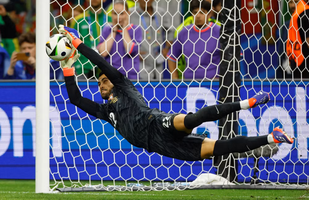 Diogo Costa xuất sắc cản phá 3 quả luân lưu từ phía Slovenia. (Ảnh: Reuters)