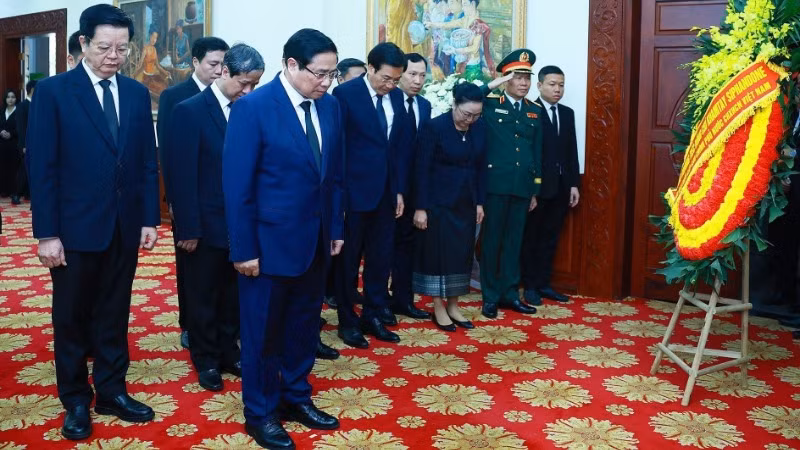 Thủ tướng Phạm Minh Chính viếng nguyên Chủ tịch Đảng Nhân dân cách mạng Lào, nguyên Chủ tịch nước Lào Khamtay Siphandone tại Đại sứ quán Cộng hòa dân chủ nhân dân Lào ở Hà Nội, sáng 4/4/2025. (Ảnh: TTXVN) 