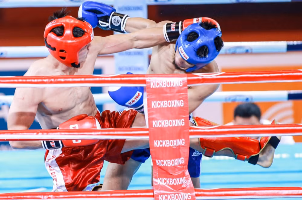 Võ sĩ Nguyễn Hoàng (đỏ) "chốt sổ" 136 Huy chương Vàng cho Đoàn Thể thao Việt Nam ở SEA Games 32. (Ảnh: dantri.com.vn)