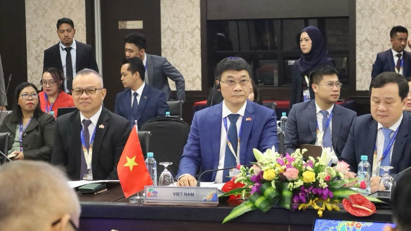 Phó Chủ tịch Quốc hội Vũ Hồng Thanh tham dự phiên họp. (Ảnh: TTXVN) 
