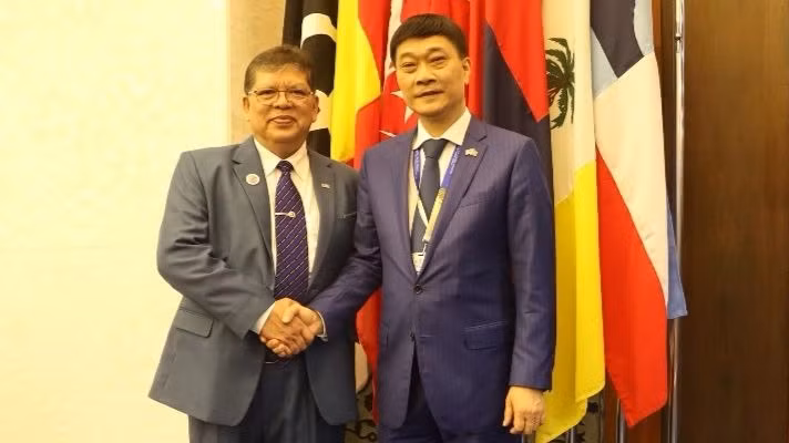 Phó Chủ tịch Quốc hội Vũ Hồng Thanh và Chủ tịch Hạ viện Malaysia. (Ảnh: TTXVN)