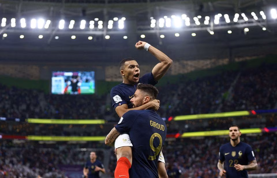 Kylian Mbappe (phải) ăn mừng bàn thắng với Olivier Giroud. (Ảnh: Reuters)