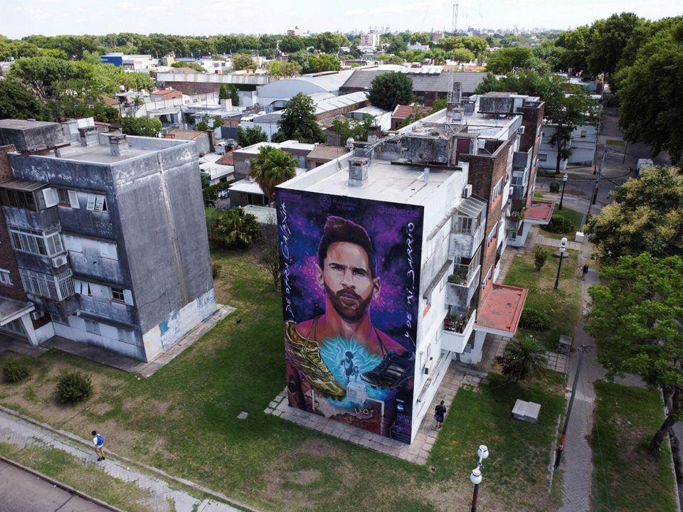 Bức tranh tường khổng lồ về ngôi sao Lionel Messi gần ngôi nhà nơi anh sinh ra ở Rosario, Argentina. (Ảnh: Reuters)
