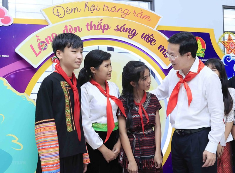Chủ tịch nước Võ Văn Thưởng với thiếu nhi tỉnh Bình Phước. (Ảnh: TTXVN)