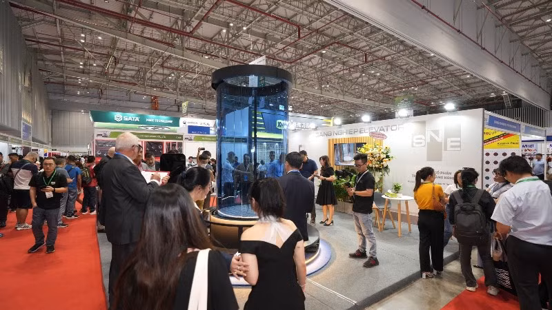Triển lãm Thang máy quốc tế Việt Nam 2023 quy tụ hơn 100 gian hàng của nhiều doanh nghiệp trong và ngoài nước, mở ra cơ hội kết nối giao thương trong lĩnh thang máy. (Ảnh: VNEA) 