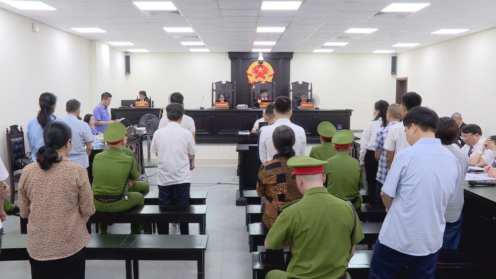 Quang cảnh phiên tòa sáng 26/8.
