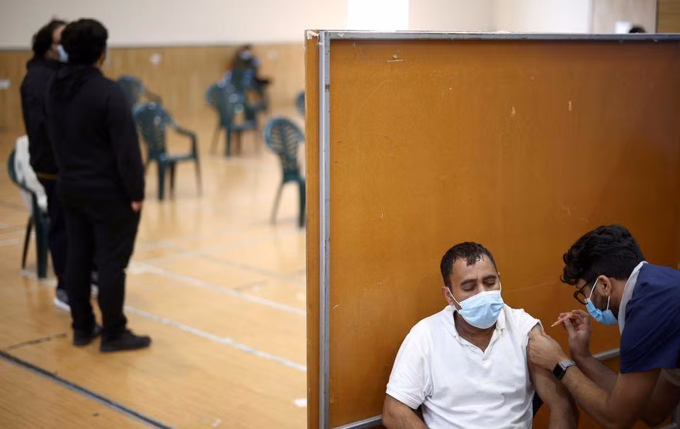Tiêm vaccine phòng Covid-19 tại 1 trung tâm tiêm chủng ở London, Anh, ngày 28/3/2021. (Ảnh: Reuters)