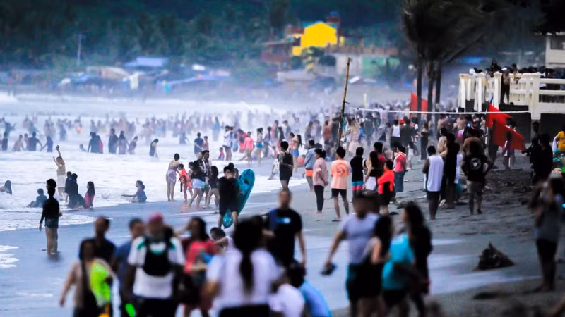 Khách du lịch trên bãi biển ở tỉnh Aurora, Philippines. (Ảnh: Xinhua) 