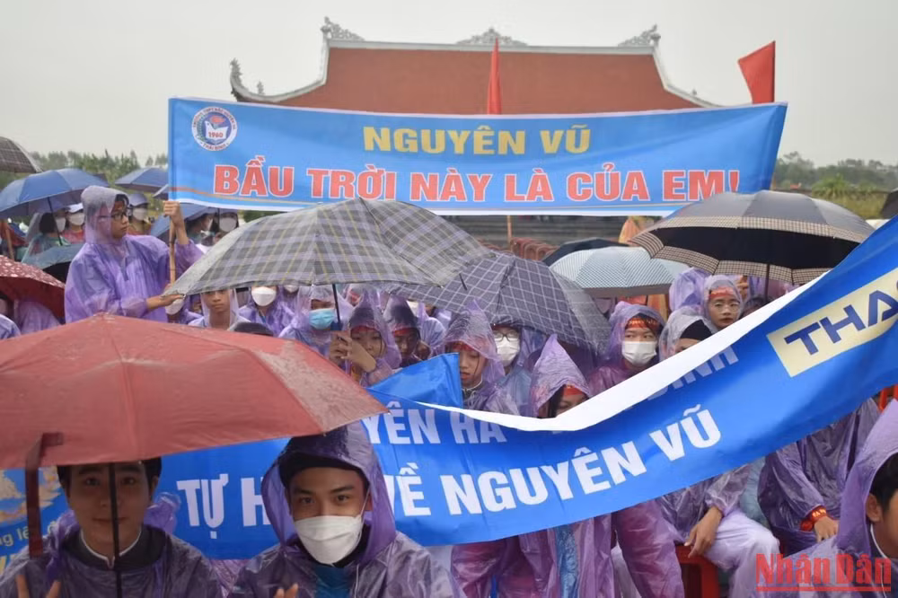 Người dân tại điểm cầu Thái Bình mang băng rôn, khẩu hiệu động viên Đặng Lê Nguyên Vũ thi đấu và giành chiến thắng. (Ảnh: MAI TÚ)