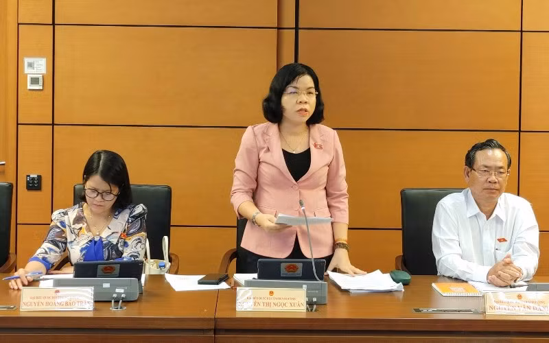 Đại biểu Nguyễn Thị Ngọc Xuân - Đoàn đại biểu Quốc hội tỉnh Bình Dương phát biểu. (Ảnh: TRUNG HƯNG)