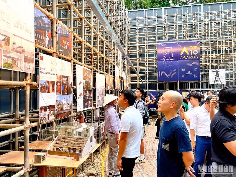 Khách tham quan các tác phẩm đoạt giải trưng bày tại triển lãm. Khách tham quan các tác phẩm đoạt giải trưng bày tại triển lãm.