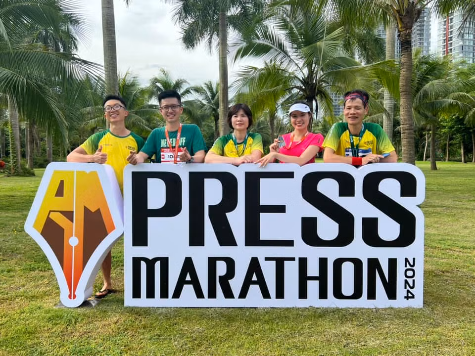 Các runner của Báo Nhân Dân tham dự Press Marathon 2024. (Ảnh: TRUNG HƯNG)