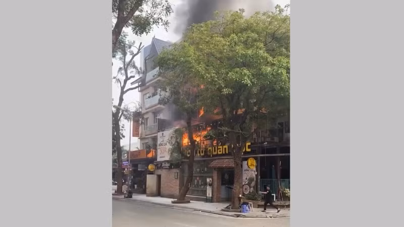 Vụ hỏa hoạn được xác định bùng phát từ khu vực bếp của nhà hàng, sau đó lan nhanh sang các khu vực khác và tòa nhà bên cạnh. (Ảnh: CTV)