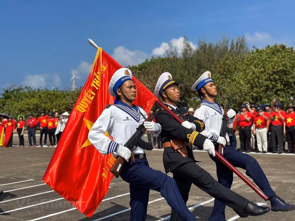 Duyệt đội ngũ trước cột mốc chủ quyền trên đảo Trường Sa. (Ảnh: T.G)