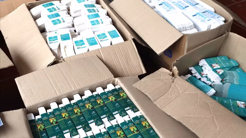 Sản phẩm mỹ phẩm giả bị Công an tỉnh Bắc Giang thu giữ trong một vụ án sản xuất, buôn bán mỹ phẩm giả. (Ảnh: Bộ Công an) 