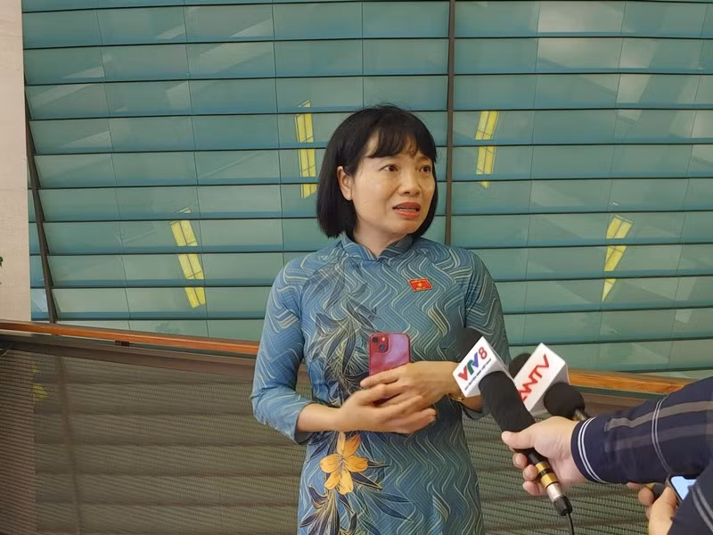 Đại biểu Nguyễn Thị Việt Nga - Đoàn đại biểu Quốc hội tỉnh Hải Dương trả lời phỏng vấn bên lề Kỳ họp thứ 5. (Ảnh: TRUNG HƯNG)