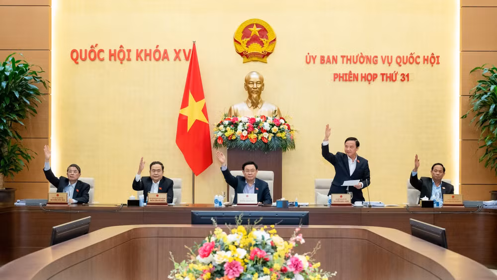 Lãnh đạo Quốc hội biểu quyết thông qua việc sắp xếp, thành lập các phường thuộc thị xã Gò Công và thành lập thành phố Gò Công, tỉnh Tiền Giang, tại Phiên họp thứ 31 của Ủy ban Thường vụ Quốc hội. (Ảnh: quochoi.vn)