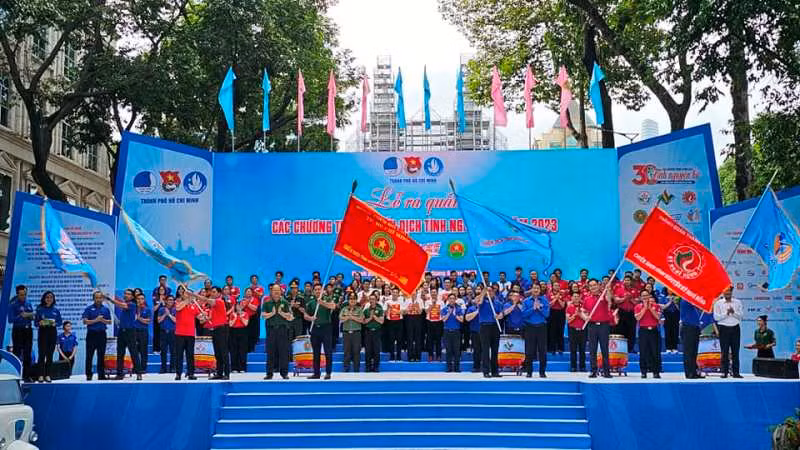 Chỉ huy các đội hình đón nhận cờ lệnh từ lãnh đạo thành phố trước giờ ra quân.