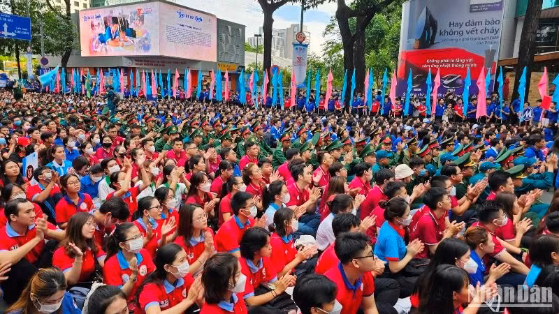 Các chiến sĩ tình nguyện tham dự lễ ra quân.