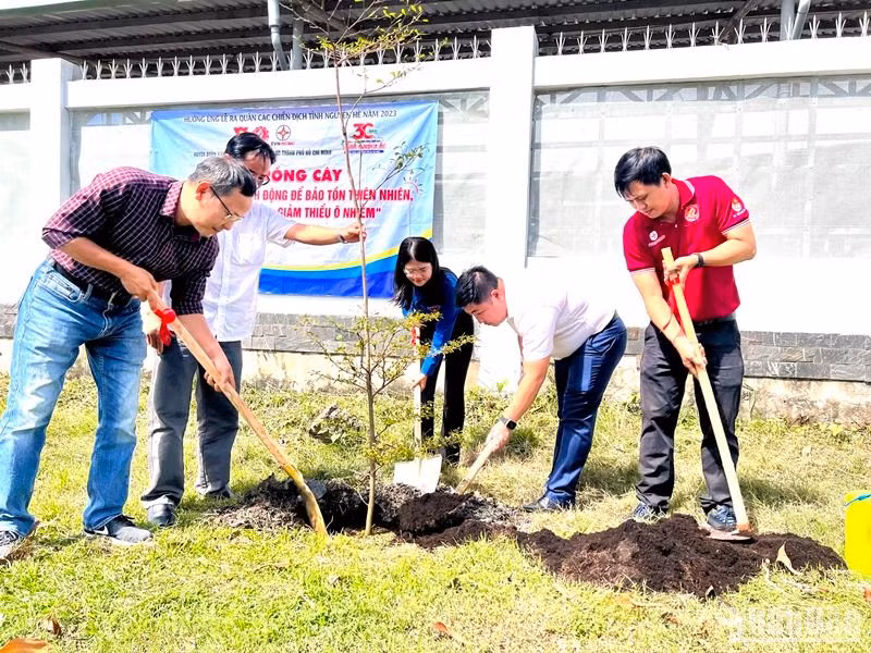 Huyện đoàn Nhà Bè và đại diện thanh niên ngành điện Thành phố Hồ Chí Minh trồng cây xanh bảo vệ môi trường.