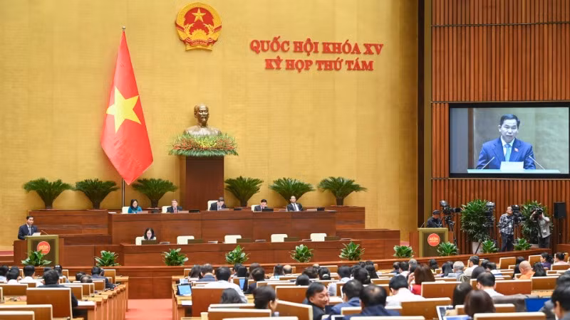 Chủ nhiệm Ủy ban Tài chính, Ngân sách của Quốc hội Lê Quang Mạnh trình bày Báo cáo tiếp thu, giải trình và chỉnh lý dự thảo Luật Đầu tư công (sửa đổi). (Ảnh: DUY LINH)