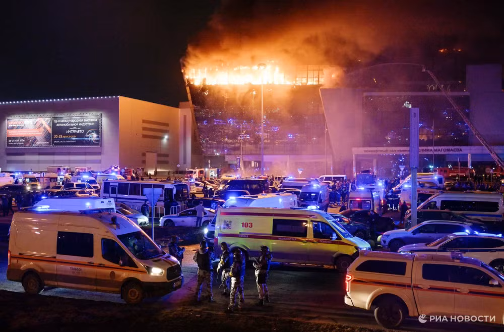 Trung tâm thương mại Crocus City Hall bốc cháy sau vụ tấn công khủng bố ở ngoại ô Moskva, Nga, ngày 22/3/2024. (Ảnh: RIA Novosti)