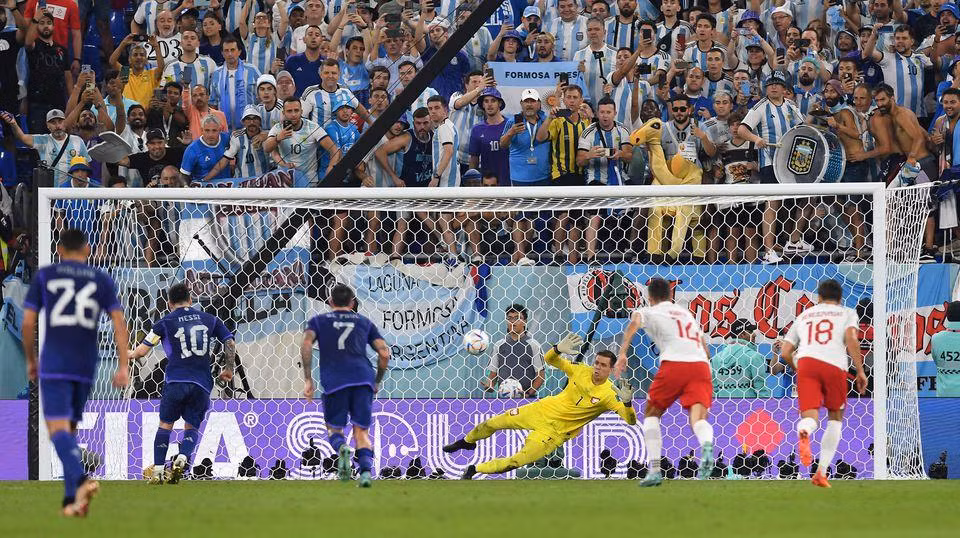 Wojciech Szczesny cản phá thành công pha đá phạt đền của Lionel Messi. (Ảnh: Reuters)