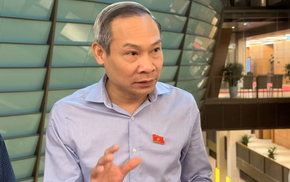Đại biểu Phan Đức Hiếu trao đổi bên hành lang Quốc hội. (Ảnh: TRUNG HƯNG)