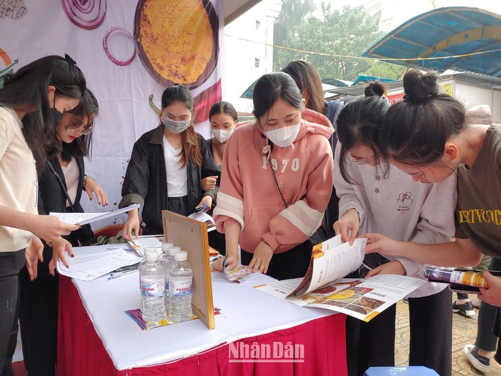 Đông đảo sinh viên tìm hiểu về cơ hội việc làm tại các doanh nghiệp tham gia ngày hội. (Ảnh: TRUNG HƯNG)