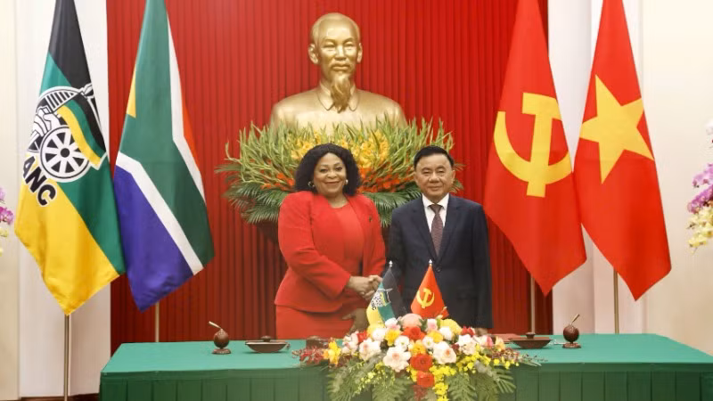 Thường trực Ban Bí thư Trần Cẩm Tú và Phó Tổng Thư ký thứ nhất Đảng Đại hội dân tộc Phi (ANC) Nomvula Mokonyane. (Ảnh: Cổng thông tin điện tử Chính phủ)