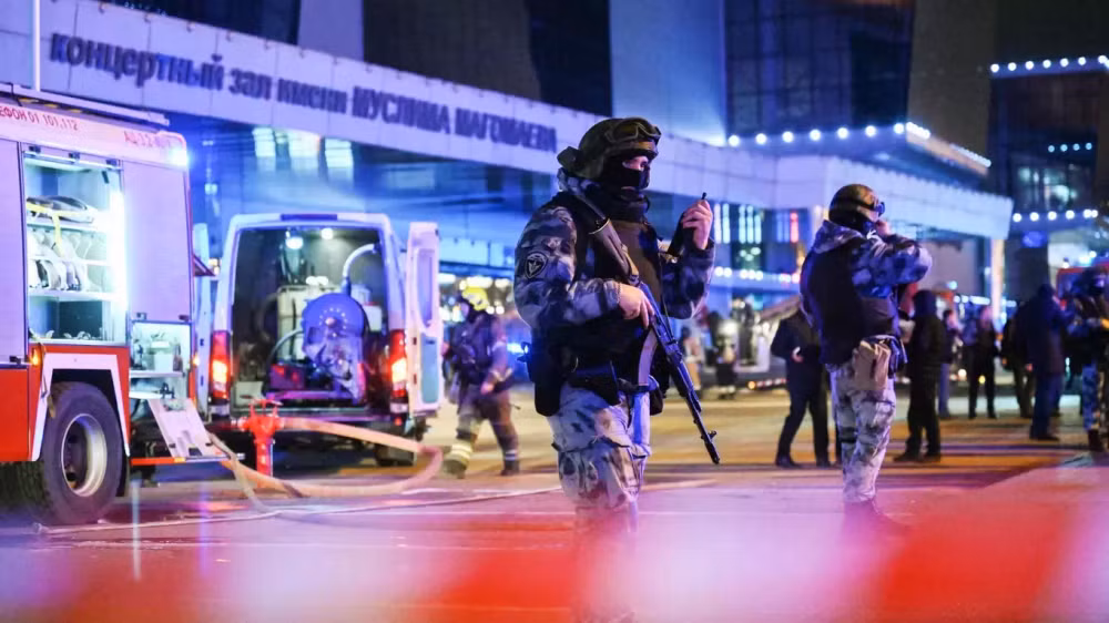 Lực lượng an ninh Nga có mặt ở khu vực gần Trung tâm thương mại Crocus City Hall, nơi xảy ra vụ nổ súng. (Ảnh: RIA Novosti) 