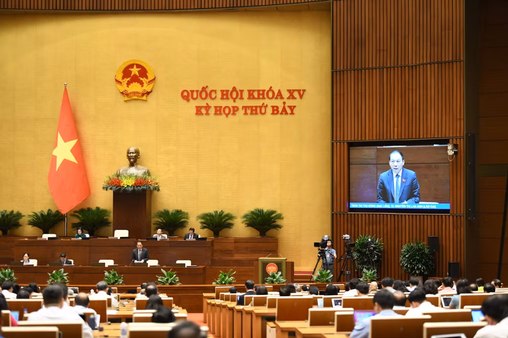 Bộ trưởng Văn hóa, Thể thao và Du lịch Nguyễn Văn Hùng phát biểu giải trình. (Ảnh: DUY LINH)