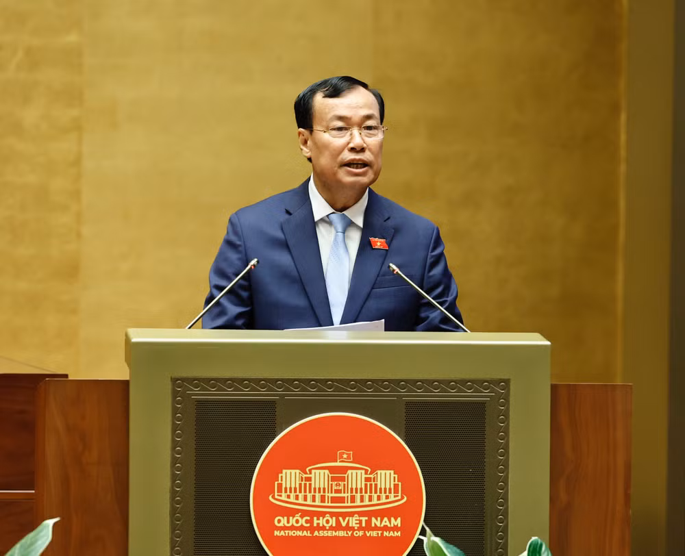 Chủ nhiệm Ủy ban Quốc phòng và An ninh của Quốc hội Lê Tấn Tới trình bày báo cáo thẩm tra. (Ảnh: LINH KHOA)