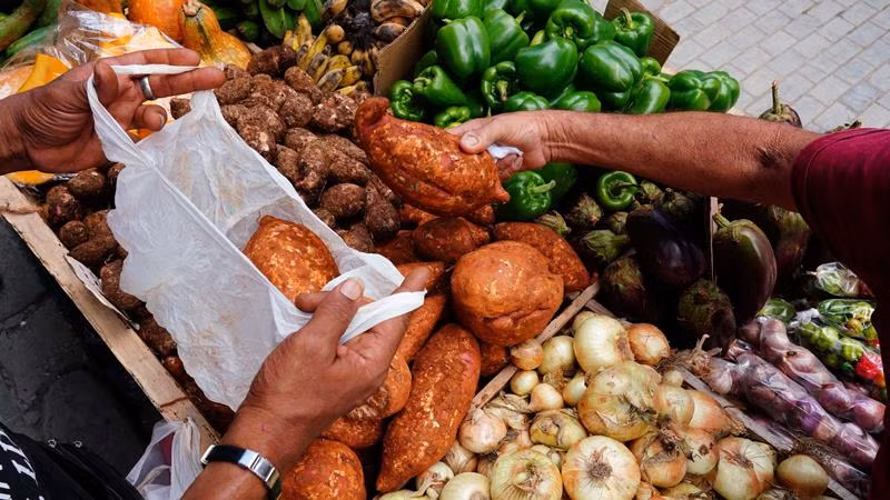 Người dân mua rau củ ở trung tâm thủ đô La Habana, Cuba, ngày 11/3/2024. (Ảnh minh họa: Reuters) 