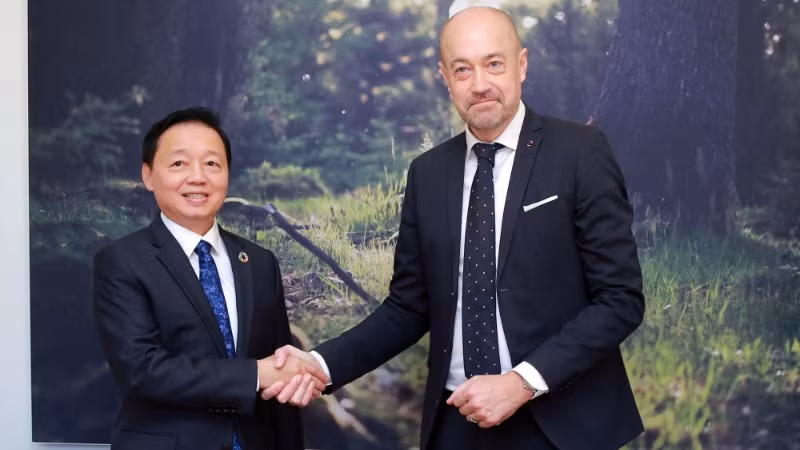 Phó Thủ tướng Trần Hồng Hà và Bộ trưởng Môi trường và Bình đẳng giới Đan Mạch Magnus Johannes Heunicke. (Ảnh: VGP)