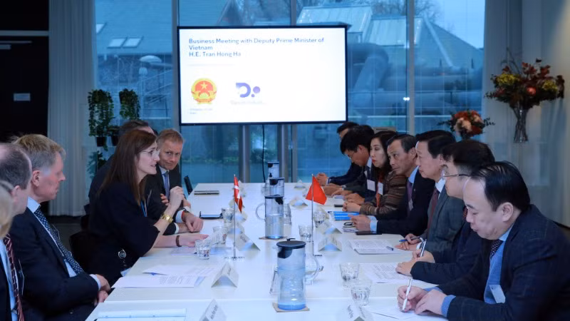 Phó Thủ tướng Trần Hồng Hà làm việc với lãnh đạo Liên đoàn Công nghiệp Đan Mạch. (Ảnh: VGP)