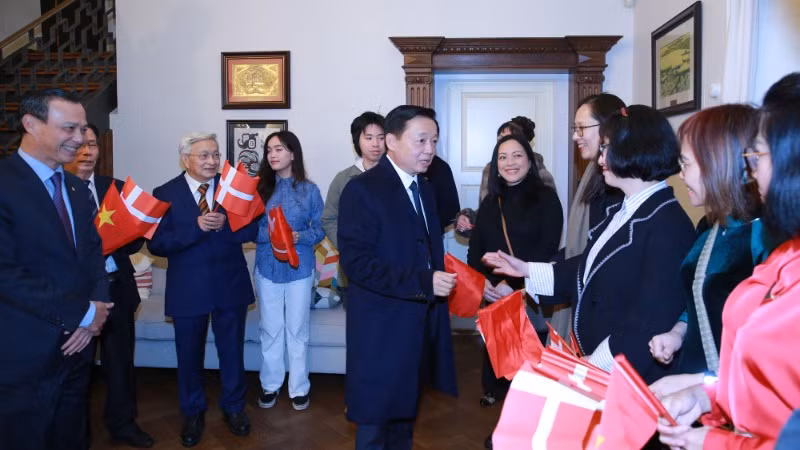 Cán bộ, nhân viên Đại sứ quán và đại diện cộng đồng người Việt tại Đan Mạch chào đón Phó Thủ tướng Trần Hồng Hà. (Ảnh: VGP)