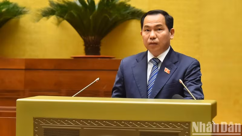 Chủ nhiệm Ủy ban Tài chính, Ngân sách của Quốc hội Lê Quang Mạnh trình bày Báo cáo giải trình, tiếp thu, chỉnh lý dự thảo Luật Thuế giá trị gia tăng (sửa đổi). (Ảnh: THỦY NGUYÊN)