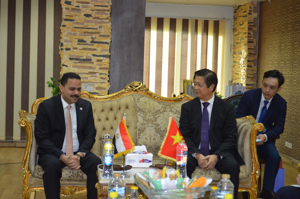 Phó Trưởng Ban Đối ngoại Trung ương Trương Quang Hoài Nam và Hạ nghị sĩ Ashraf Rashad Al-Sharif, Phó Chủ tịch thứ nhất kiêm Tổng Thư ký Đảng Tương lai quốc gia Ai Cập chia sẻ thông tin về tình hình hai nước. (Ảnh: TTXVN) 