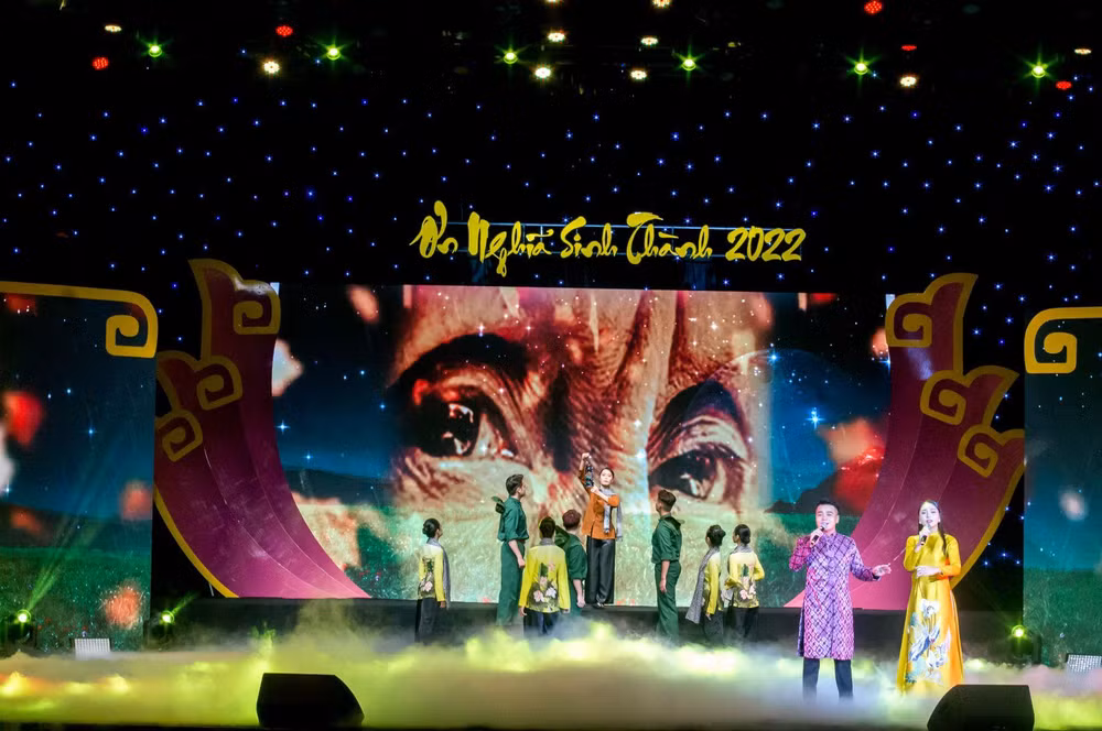 Các tiết mục được dàn dựng công phu, mang lại nhiều cung bậc cảm xúc cho khán giả. Các tiết mục được dàn dựng công phu, mang lại nhiều cung bậc cảm xúc cho khán giả.