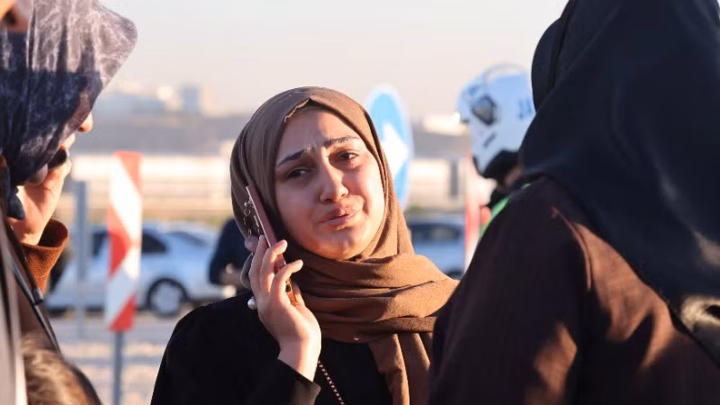 Người dân Thổ Nhĩ Kỳ tại lối vào trụ sở Công ty hàng không TUSAS sau vụ tấn công. (Ảnh: Reuters)