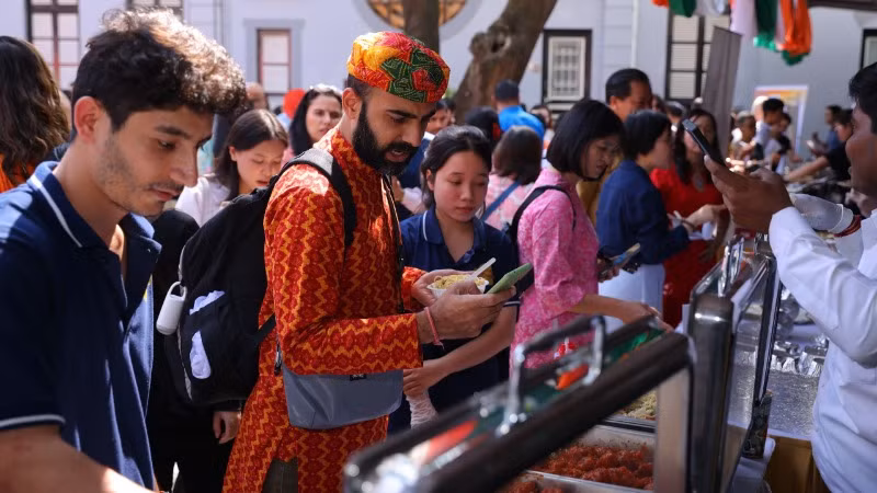 Quầy ẩm thực hút khách.