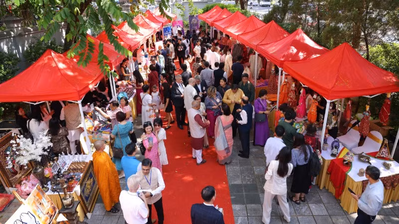 Gian hàng đồ thủ công mỹ nghệ Ấn Độ thu hút đông đảo khách tham quan.