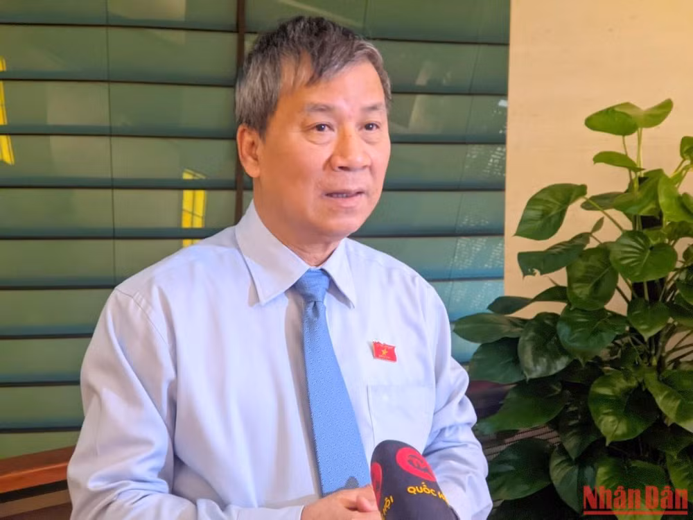 Đại biểu Nguyễn Anh Trí (Hà Nội) chia sẻ bên hành lang Quốc hội. (Ảnh: TRUNG HƯNG)